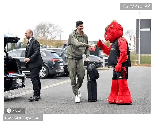 库尔图瓦术后恢复计划彰显坚定决心,积极备战重返赛场引关注 库尔图瓦术后恢复计划彰显坚定决心,积极备战重返赛场引关注