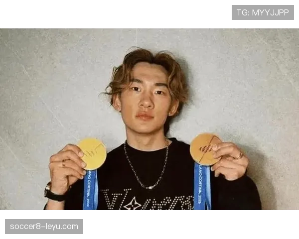 苏翊鸣训练完直接去秀场看秀,这反差谁懂啊 苏翊鸣训练完直接去秀场看秀,这反差谁懂啊