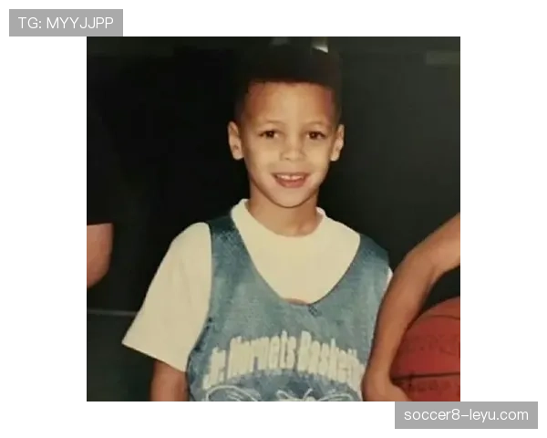 库里真是带孩子打篮球？场上冠军，家里秒变小奶爸模式！